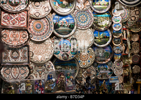 Plaques Souvenirs à vendre au marché, Istanbul, Turquie Banque D'Images