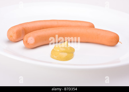 Une paire de saucisses sur une assiette blanche Banque D'Images