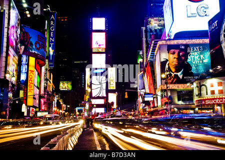 Une longue exposition à Time Square New York Banque D'Images