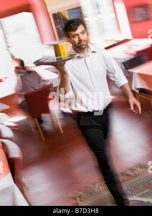 Waiter avec un verre dans la main Banque D'Images