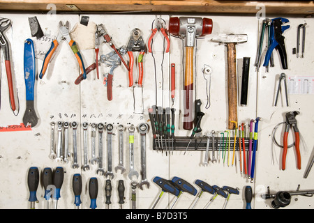 Outils à main disposés sur un mur Banque D'Images