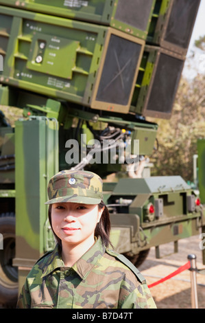 Portrait d'une femme soldat taïwanais debout à côté d'un tien Kung SAM, Sky Bow 1, lanceur de missiles, Taiwan Banque D'Images