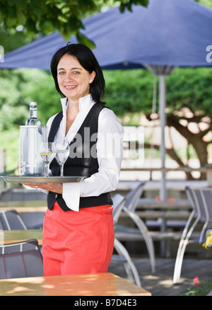 Portrait d'une serveuse avec boissons Banque D'Images