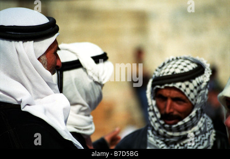 Les hommes portant des Arabes - Kafias traditionnels. Banque D'Images