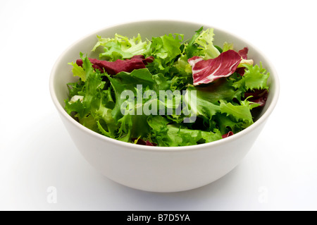 Bol de salade sur un fond blanc Banque D'Images