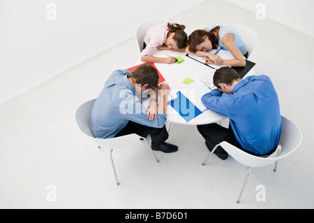 Collègues endormi sur une table de bureau. Banque D'Images