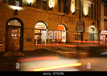 Un paysage urbain photo d'un célèbre hôtel de la ville d'Hertford hertfordshire prendre la nuit avec une vitesse d'obturation lente avec c Banque D'Images