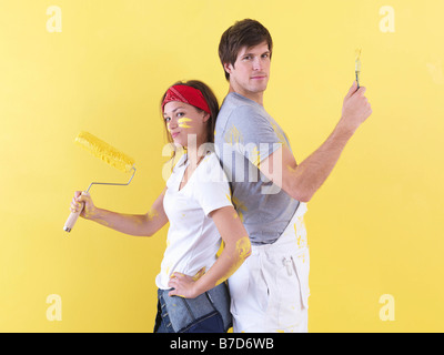 Couple posing in front of wall. Banque D'Images