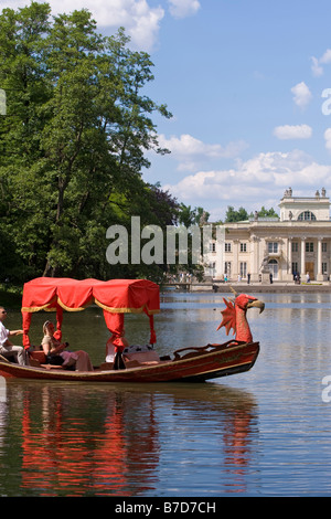 Se détendre dans une gondole avec Lazienkowski Palace en arrière-plan, le parc Lazienkowski, Varsovie, Pologne Banque D'Images