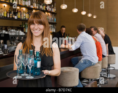 Waitress holding tray de boissons Banque D'Images