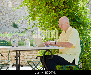 L'homme travaillant sur un ordinateur portable Banque D'Images
