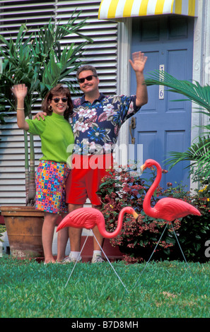 Heureux couple Floride avec pelouse flamants roses Banque D'Images