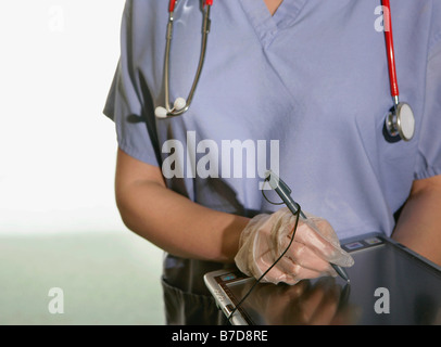 Doctor using tablet pc Banque D'Images