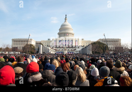 Une foule de badauds vêtus chaudement assiste à l'investiture du président américain Barack Obama Banque D'Images