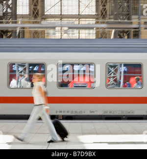 Flou de femme marche train passé Banque D'Images