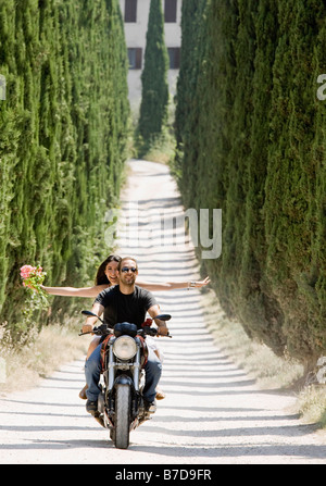 L'homme et la femme à cheval sur une moto Banque D'Images