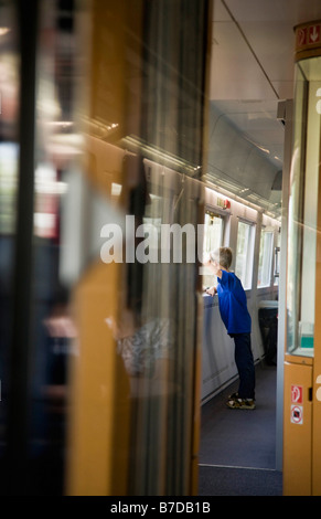 Garçon à la fenêtre en train Banque D'Images