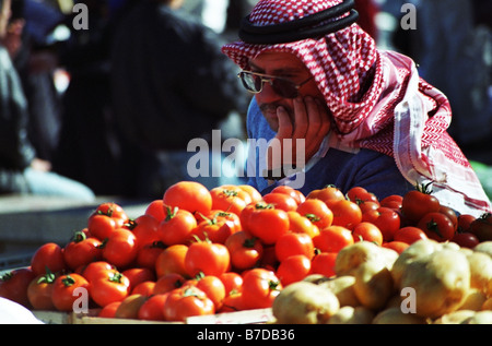 Un arabe dans un marché dynamique dans la vieille ville de Jérusalem. Banque D'Images