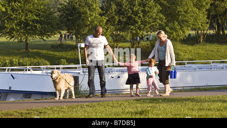 Famille avec deux petits enfants et un gros chien à l'Allemagne, le lac de stockage Kemnade, Rhénanie du Nord-Westphalie, Ruhr, Witten Banque D'Images