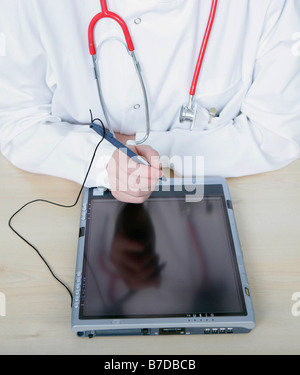 Doctor using tablet pc Banque D'Images