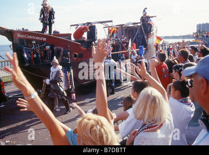 La foule acclamer un flotteur à l'assemblée annuelle de l'invasion pirate Gasparilla festival à Tampa en Floride Banque D'Images