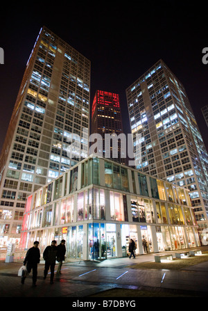 Vue de la nuit de boutiques et bureaux et appartements de grande hauteur dans de nouveaux développement dans Cebtral SoHo Business District CBD de Beijing 2009 Banque D'Images