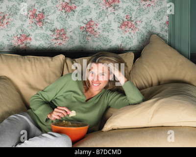 Woman watching television Banque D'Images