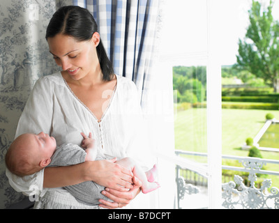 La mère et le bébé par la fenêtre Banque D'Images