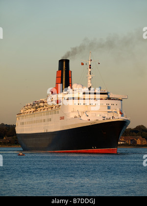 La Cunard Queen Elizabeth 2 quitter Southampton en fin d'après-midi 22 octobre 2008 Banque D'Images