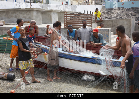 Bateau de pêche aux pêcheurs après dans le port, Cap Vert, Cabo Verde, Santo Antao, Ponta do Sol Banque D'Images