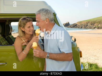 Mature couple eating ice cream Banque D'Images