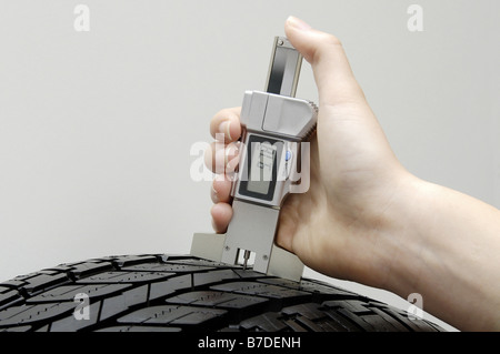 Mesure de la pression d'un pneu de voiture Banque D'Images