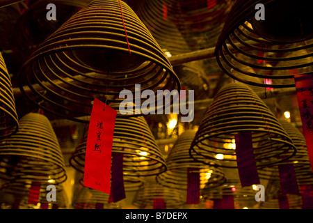 Une photographie d'encens suspendus dans un temple à Hong Kong Banque D'Images