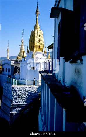 Détail architectural de la Mahagiri stupas et temples au sommet du mont Poppa Birmanie Myanmar Banque D'Images
