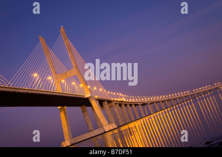 Pont Vasco de Gama sur le Tage à Lisbonne au crépuscule Banque D'Images