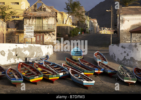 Fisherboats dans la soirée au port, Cap Vert, Cabo Verde, Santo Antao, Ponta do Sol Banque D'Images