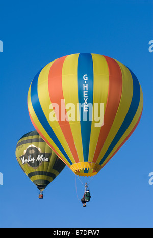 Cloudhopper pilote dans un ballon et un oir 17A hot air balloon fling dans un ciel bleu Banque D'Images