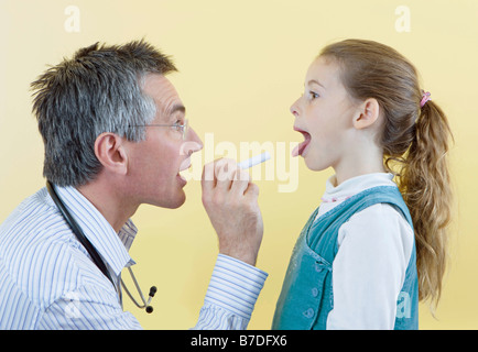 Un médecin vérifie une gorge filles Banque D'Images