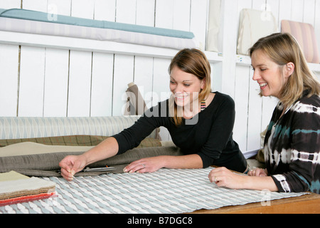 2 tissus femmes choisissant Banque D'Images