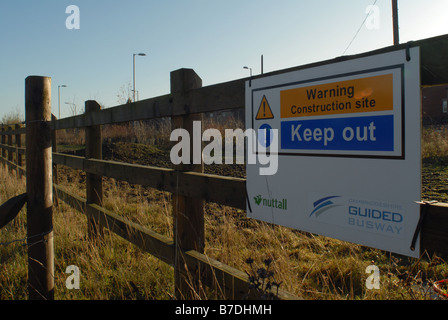 Inscrivez-vous pour conseiller les gens à garder hors du chantier pour le Busway guidé Cambridgeshire Banque D'Images