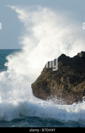 Déferlement des vagues sur un rocher dans une mer difficile, Monroe Beach, New Zealand Banque D'Images