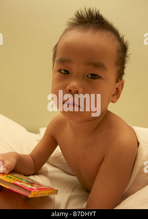 Enfant dans l'hôpital des enfants, les Amguema, Tchoukotka, Sibérie Russie Banque D'Images