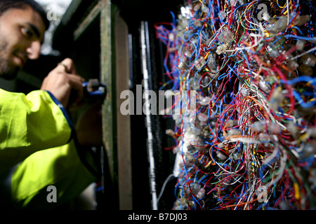 Fixng enigineer BT lignes téléphoniques dans le nord de Londres Banque D'Images