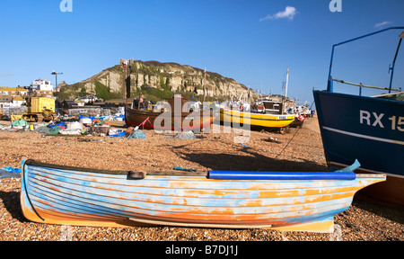 La flotte de pêche et la falaise est à Hastings, East Sussex Banque D'Images