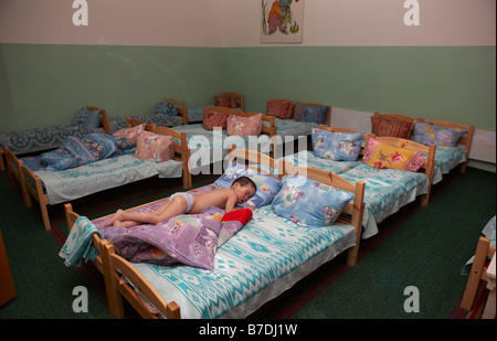 Sommeil de l'enfant dans l'hôpital des enfants, les Amguema, Tchoukotka, Sibérie Russie Banque D'Images