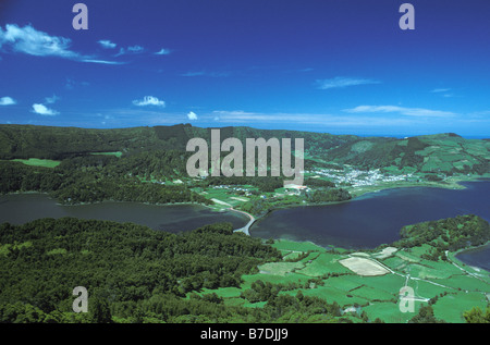 Sete Cidades village avec Lagoa Azul Lagoa Verde Sao Miguel Island Portugal Açores Banque D'Images