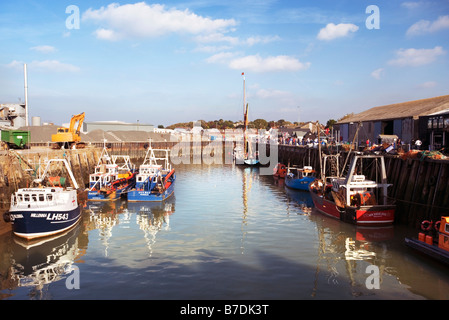 Bateaux de pêche dans le port de Whitstable Kent Banque D'Images