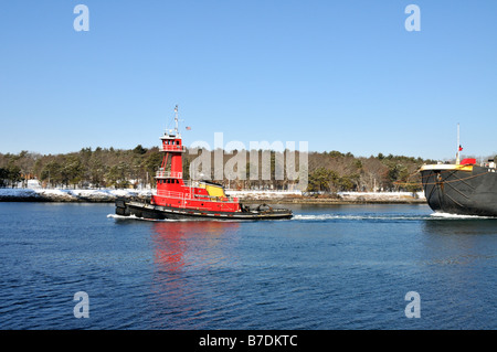 Remorqueur rouge tirant sur le mazout à double coque par chaland Cape Cod Canal de Bouchard Transportation Company Banque D'Images