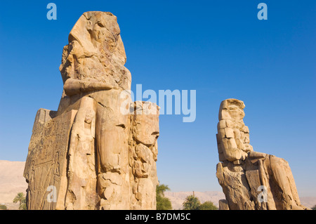 Deux statues gigantesques connu sous le nom de colosses de Memnon rive ouest de Louxor Egypte Moyen Orient Banque D'Images