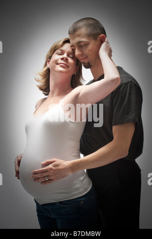 Mari et femme enceinte en studio Banque D'Images
